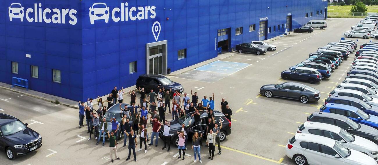 Equipo de la empresa de venta de coches online Clicar en el centro que tiene en Madrid