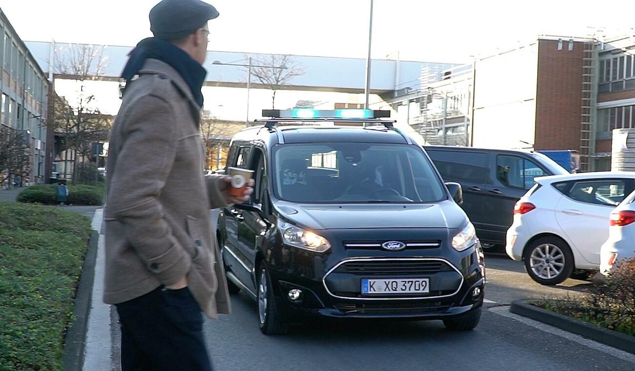 Prueba de Ford de coches autónomos con luces que avisan a peatones