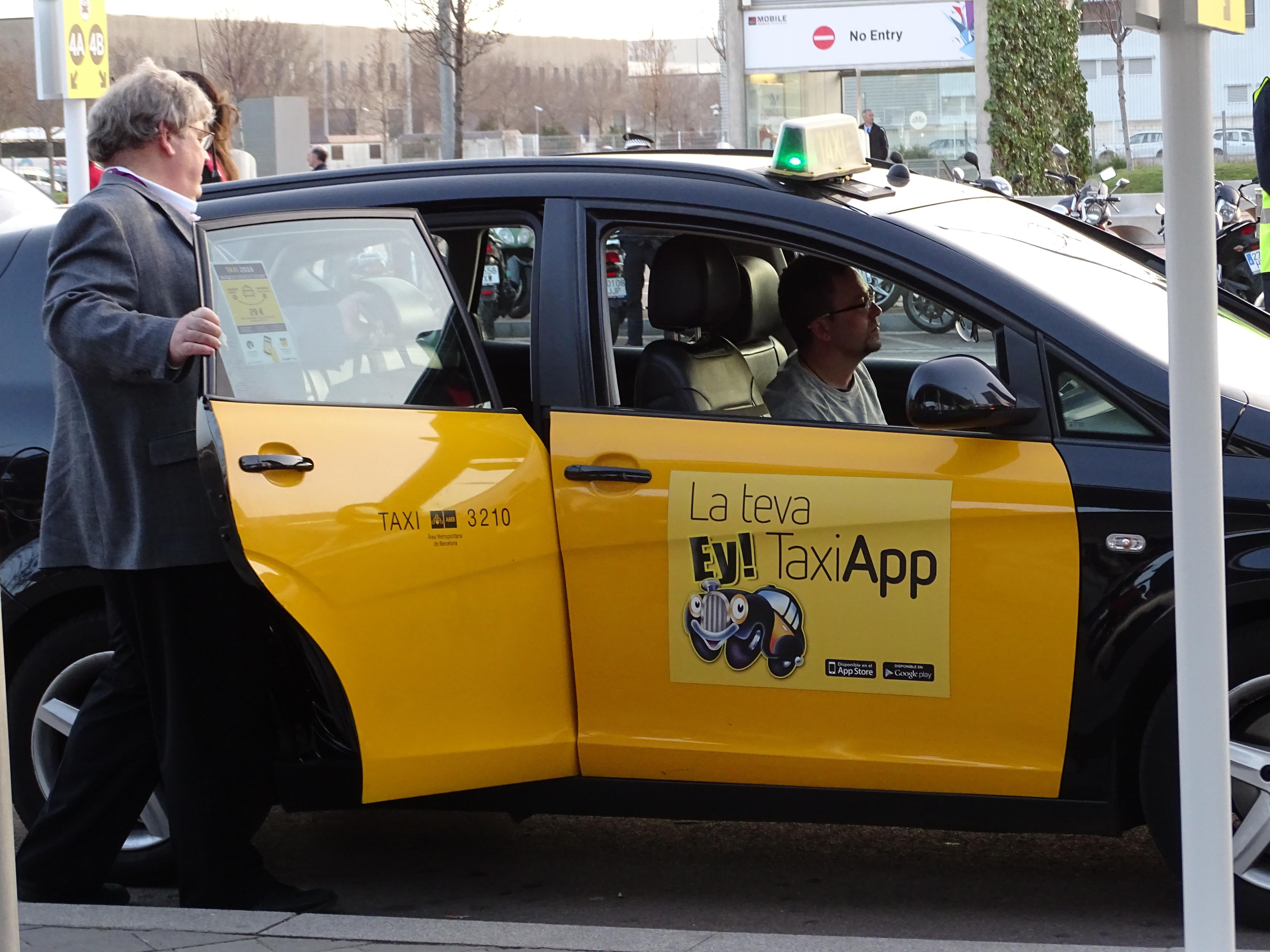 Suposición autor familia El taxi se uberiza con una tarifa cerrada para app