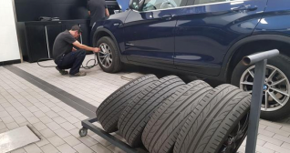 Un mecánico arregla un vehículo en el taller / COCHE GLOBAL Un mecánico arregla un vehículo en el taller / COCHE GLOBAL