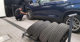 Un mecánico arregla un vehículo en el taller / COCHE GLOBAL