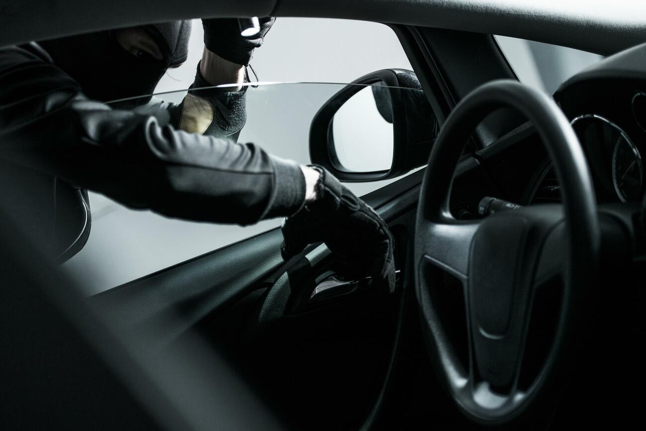 Imagen de un ladrón robando un coche