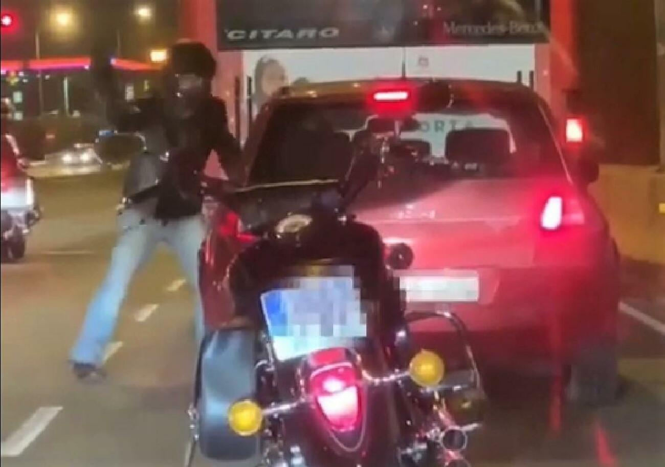 Agresion de un motorista a un conductor de coche en Barcelona