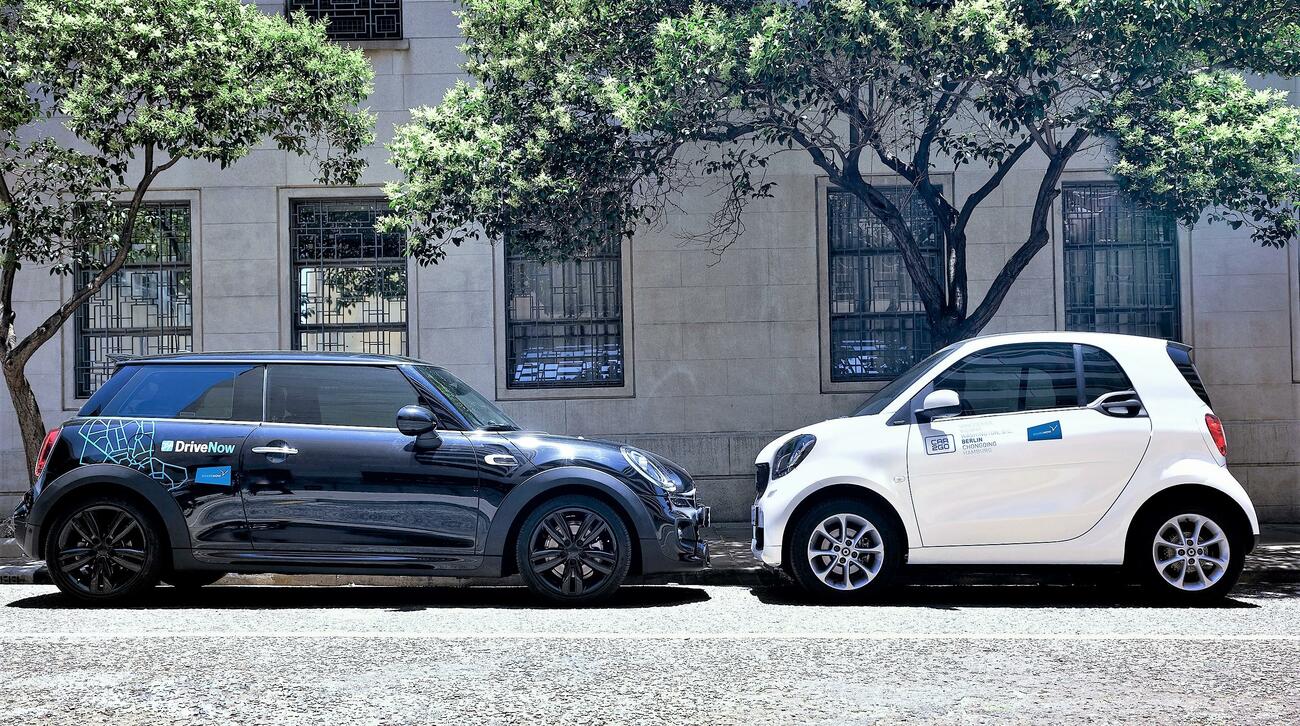 Dos vehículos de la nueva alianza de BMW y Daimler de servicios de movilidad Dos vehículos de la nueva alianza de BMW y Daimler de servicios de movilidad