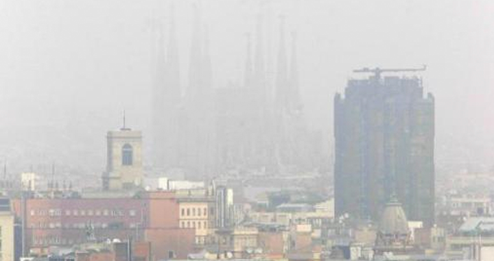 Barcelona durante un episodio de alta contaminación atmosférica / EFE Barcelona durante un episodio de alta contaminación atmosférica / EFE