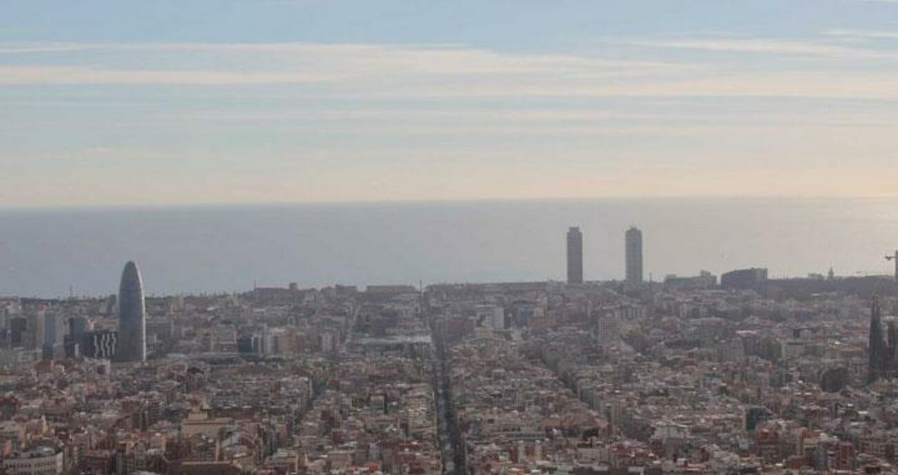 Vista de la ciudad de Barcelona con el nivel alto de contaminación / EFE