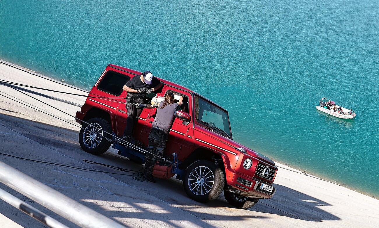 Anuncio del nuevo Mercedes Clase G desafiando a la gravedad en una presa
