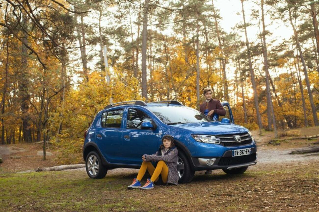Anuncio del Dacia Sandero con un hombre y una mujer Anuncio del Dacia Sandero con un hombre y una mujer