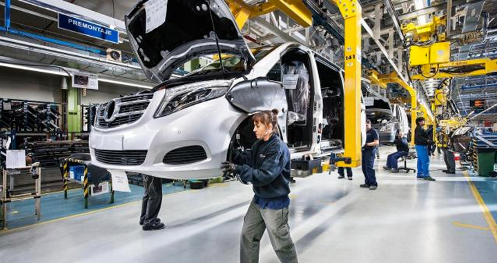 Una operaria en la fábrica de Mercedes-Benz del grupo Daimler en Vitoria (País Vasco)
