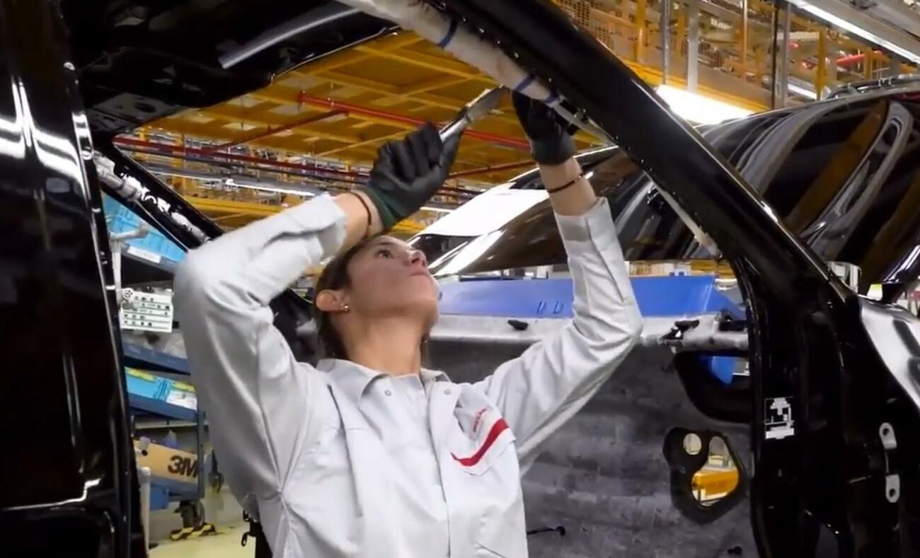 Una trabajadora en la fábrica de Nissan de Barcelona
