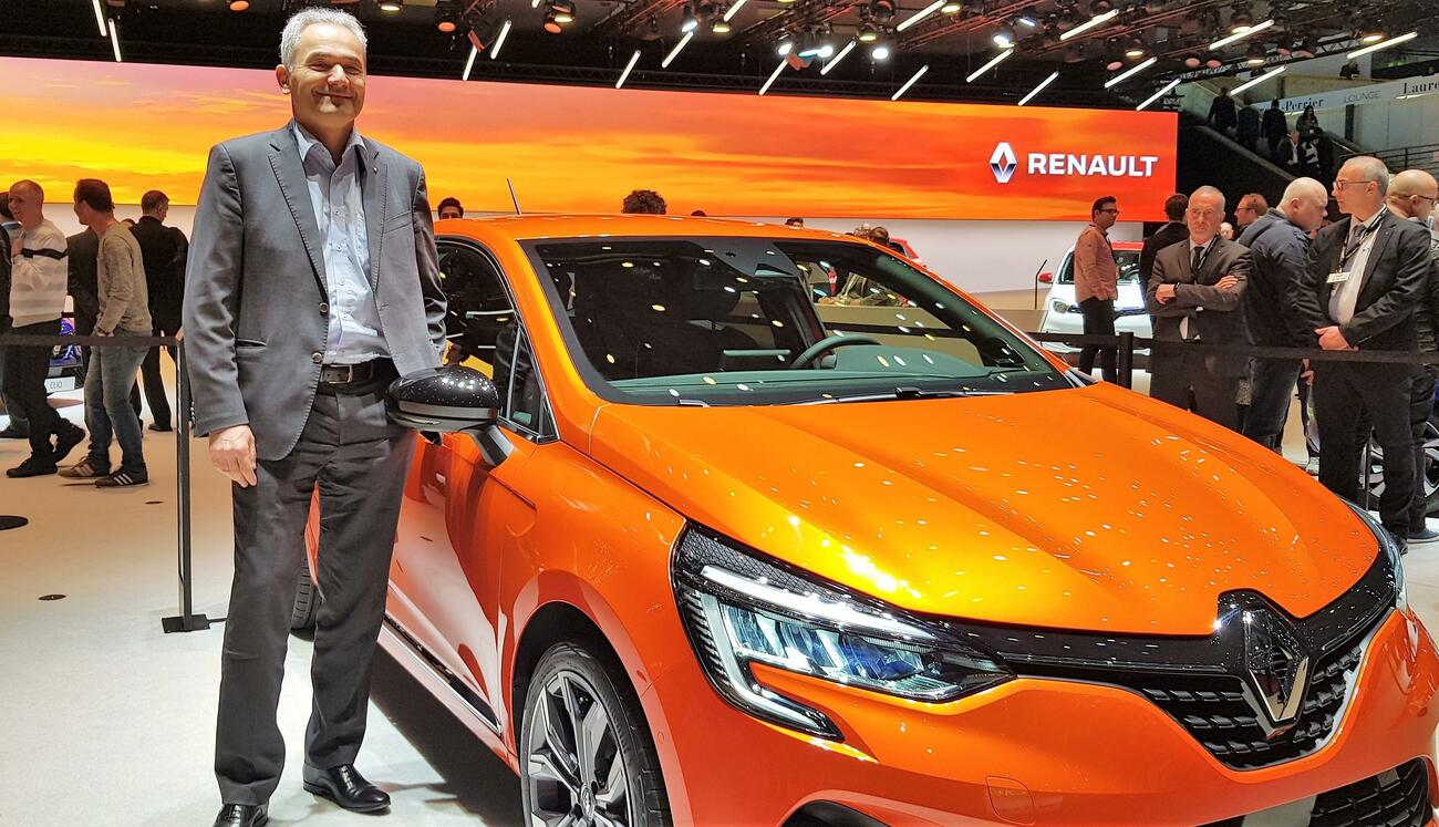 Jean-Christophe Kuegler, junto al nuevo Clio presentado en el Salón de Ginebra Jean-Christophe Kuegler, junto al nuevo Clio presentado en el Salón de Ginebra
