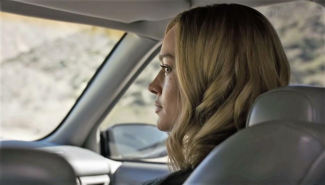 Capitana Marvel en un coche del modelo Chevrolet Caprice