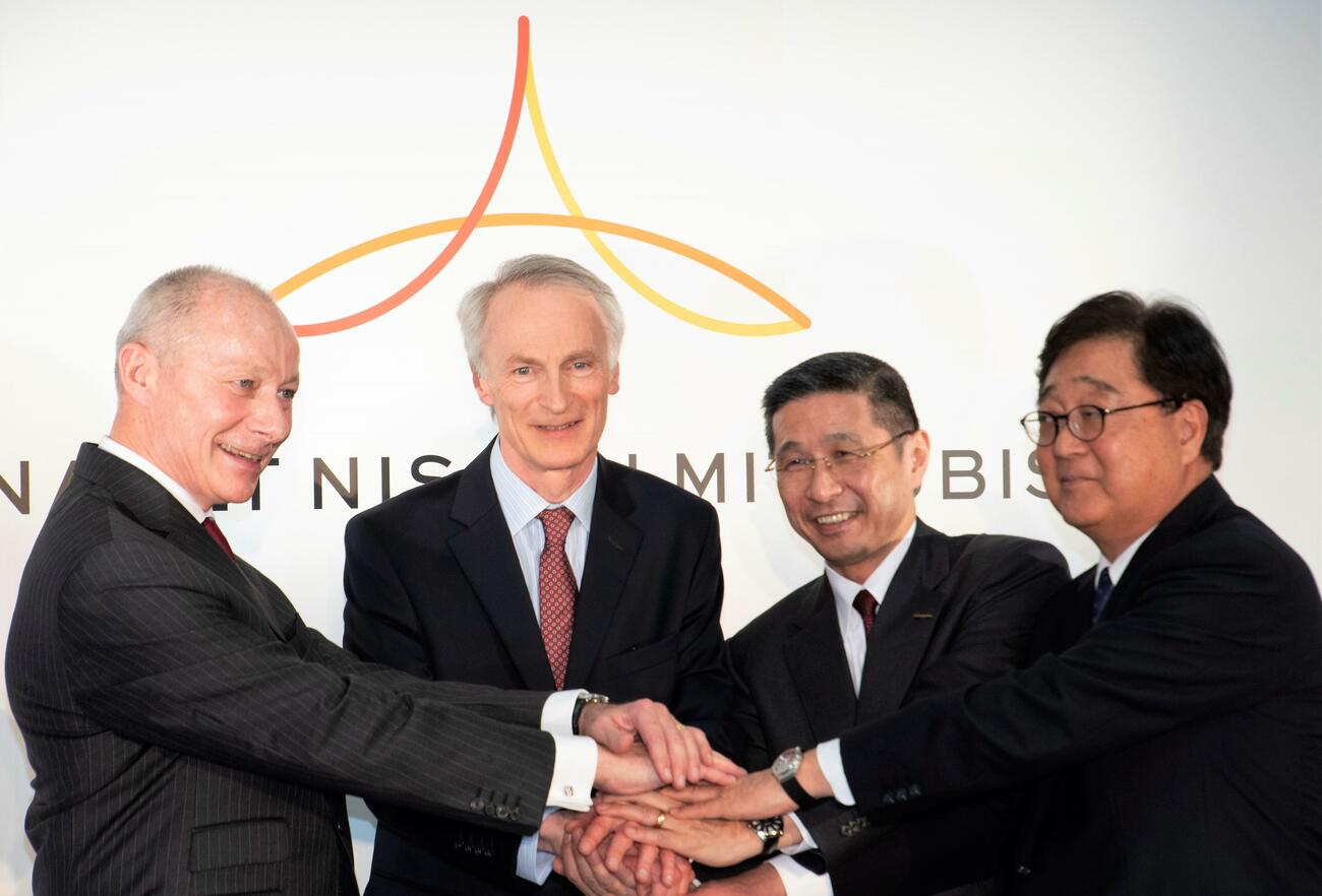 Osamu Masuko, expresidente de Mitsubishi (derecha), con el antiguo Consejo Operativo de la alianza Osamu Masuko, expresidente de Mitsubishi (derecha), con el antiguo Consejo Operativo de la alianza