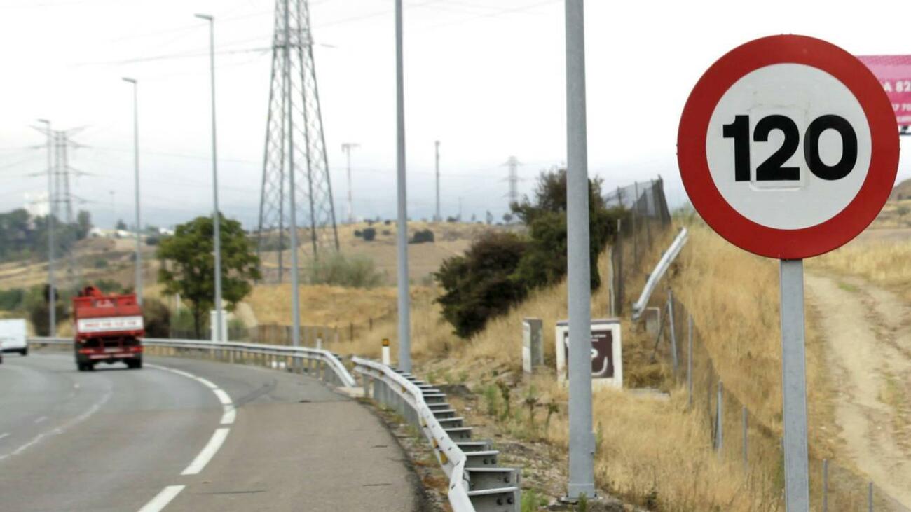 Una señal de 120 km/h en una carretera española / EFE