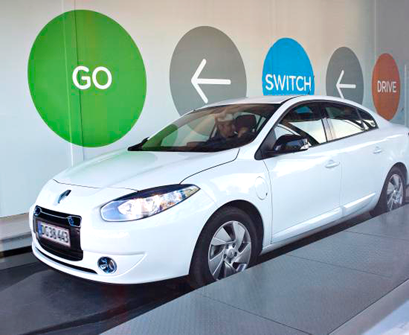 Un Renault Fluence en el intercambiador de baterías / BETTER PLACE