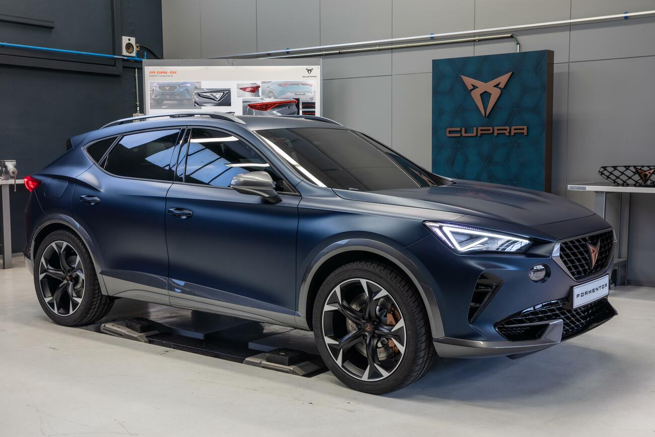 El 'concept car' Cupra Formentor acabado con el color Petrol Blue