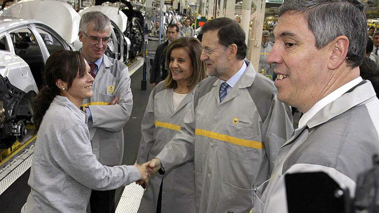 Báñez, Rajoy y De los Mozos en la fábrica de Renault en Palencia / EFE