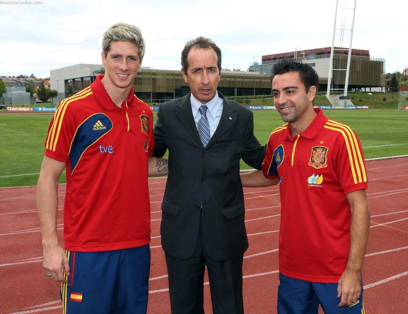 La foto del domingo del director general de Nissan Iberia, Manuel de la Guardia con Iniesta y Torres