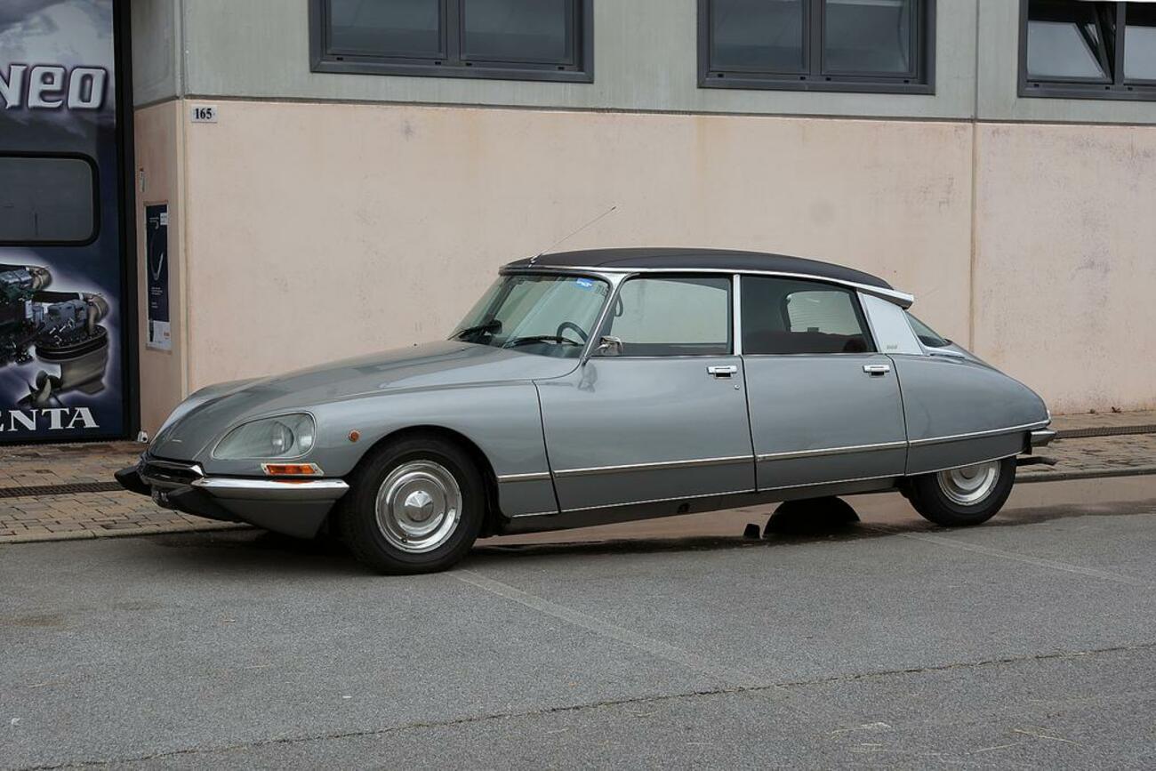 Imagen de un coche viejo marca Citroën Tiburón aparcado