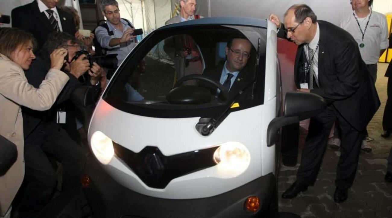 Hollande prueba un modelo de Renault / ELYSEE