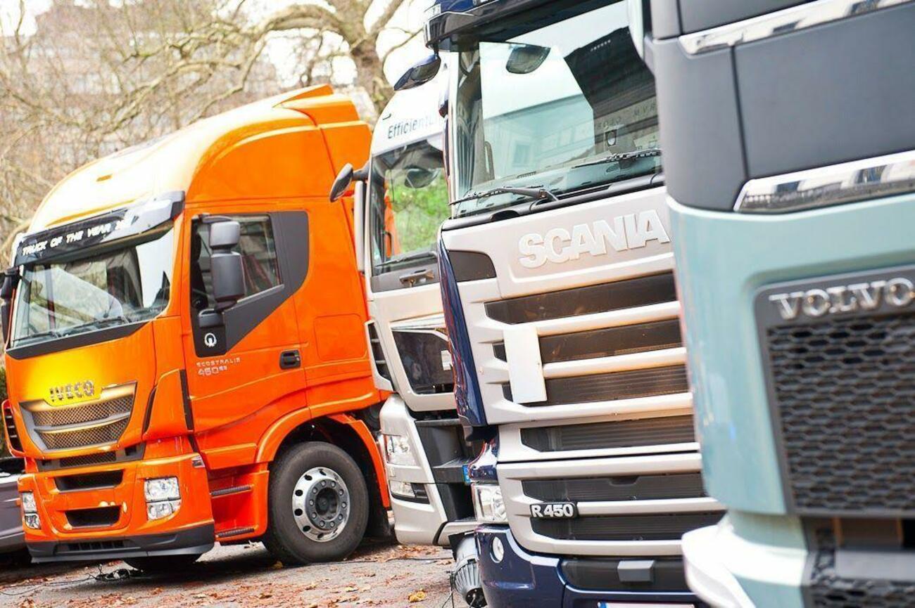 Varios camiones aparcados