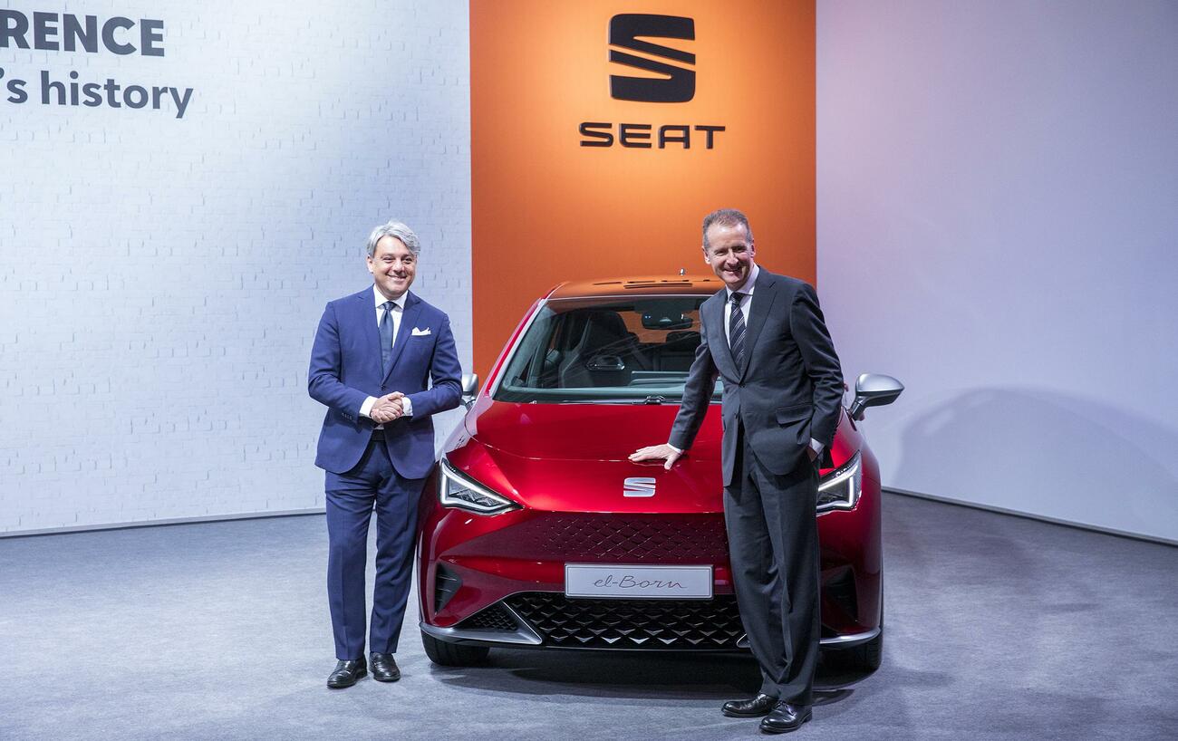 Luca de Meo y Herbert Diess, en las instalaciones de Seat de Martorell