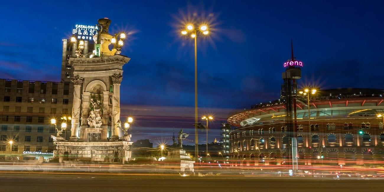 Vista de Barcelona iluminada de noche
