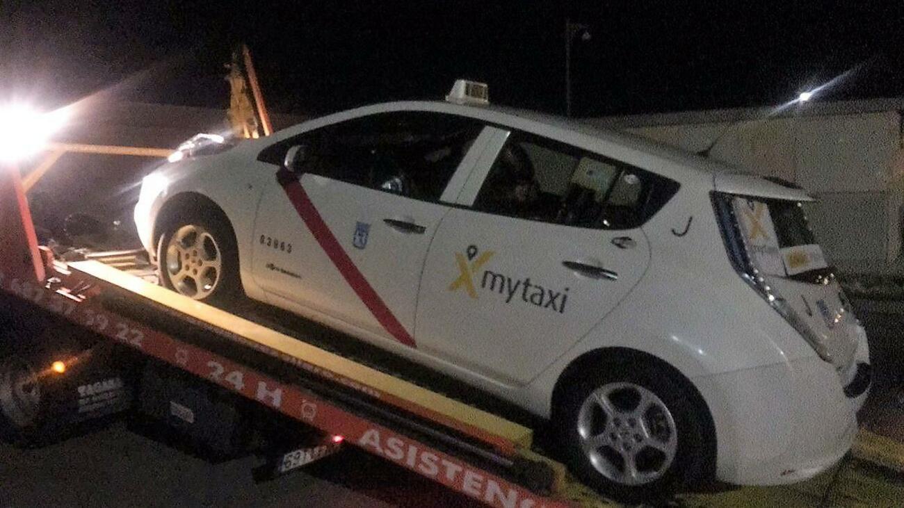 Un taxi eléctrico Nissan Leaf remolcado en una grúa en Madrid. Un taxi eléctrico Nissan Leaf remolcado en una grúa en Madrid.
