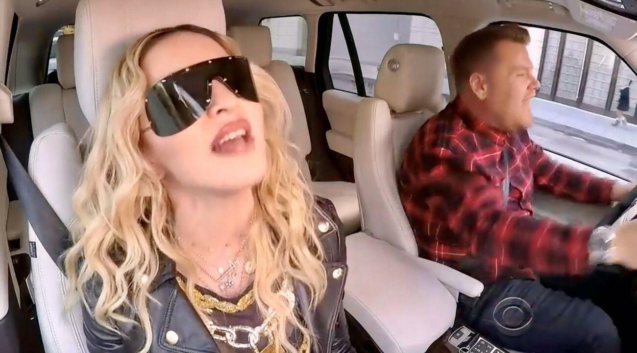 Imagen del programa de TV Carpool Karaoke con James Corden y Madonna en un Land Rover
