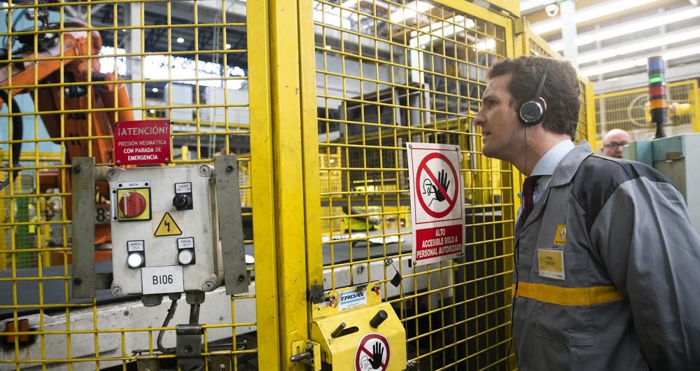 Pablo Casado visita la planta de Renault de Palencia