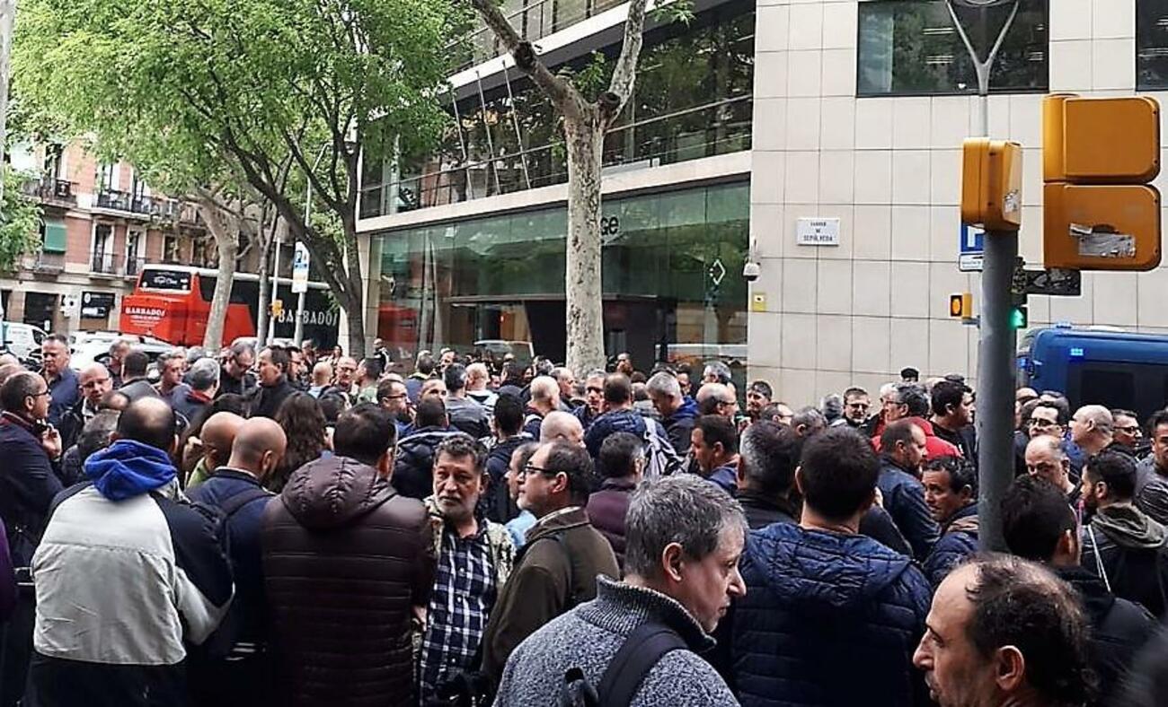 Concentración de trabajadores de Nissan frente a Treball