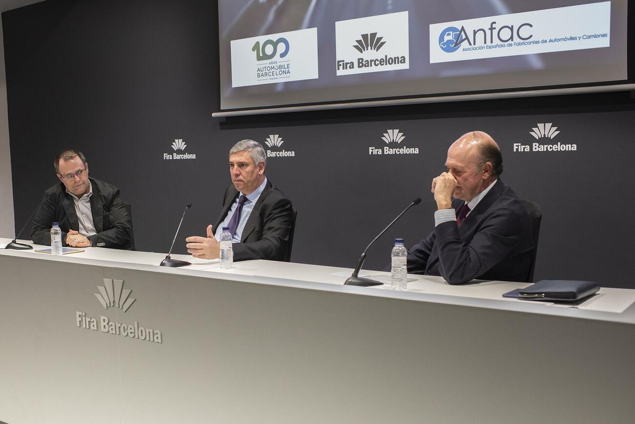 José Vicente de los Mozos (en el centro), en un acto de Coche Global en el Salón de Barcelona / LENA PRIETO
