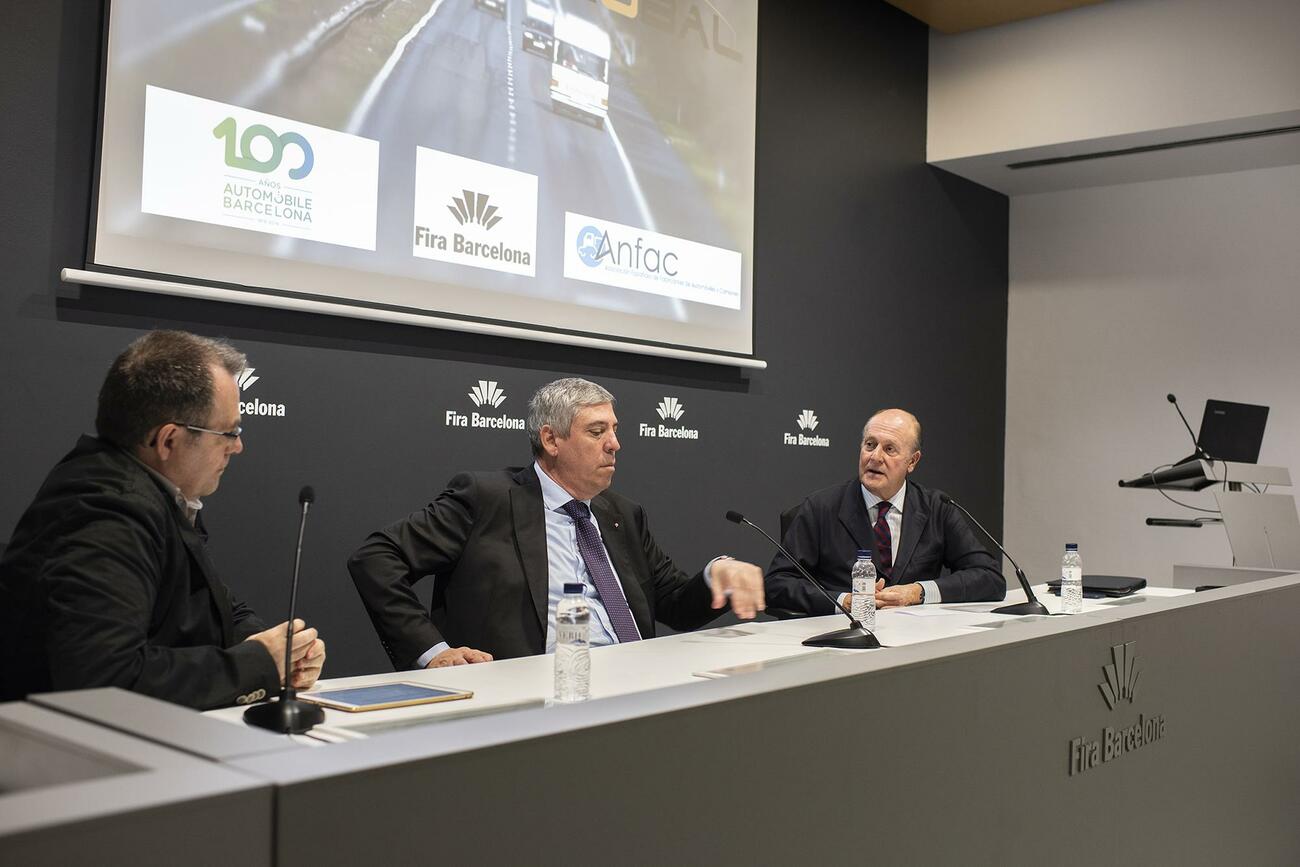 José Vicente de los Mozos (centro) en un acto convocado por Coche Global / LENA PRIETO