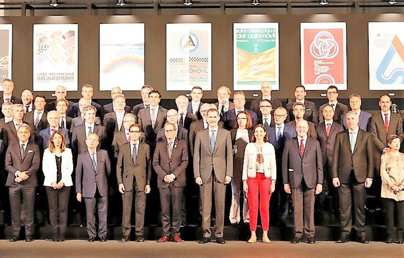 El rey Felipe VI con dirigentes de la automoción en la inauguración de Automobile Barcelona