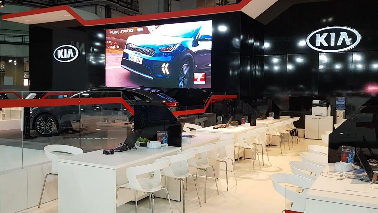 Estand de Kia en Automobile Barcelona con instalaciones para la venta