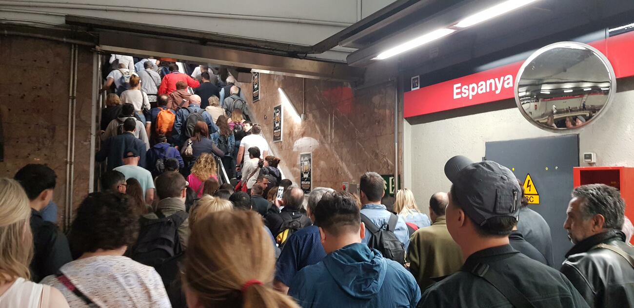 Aglomeración en el metro de Barcelona por la huelga durante Automobile Barcelona
