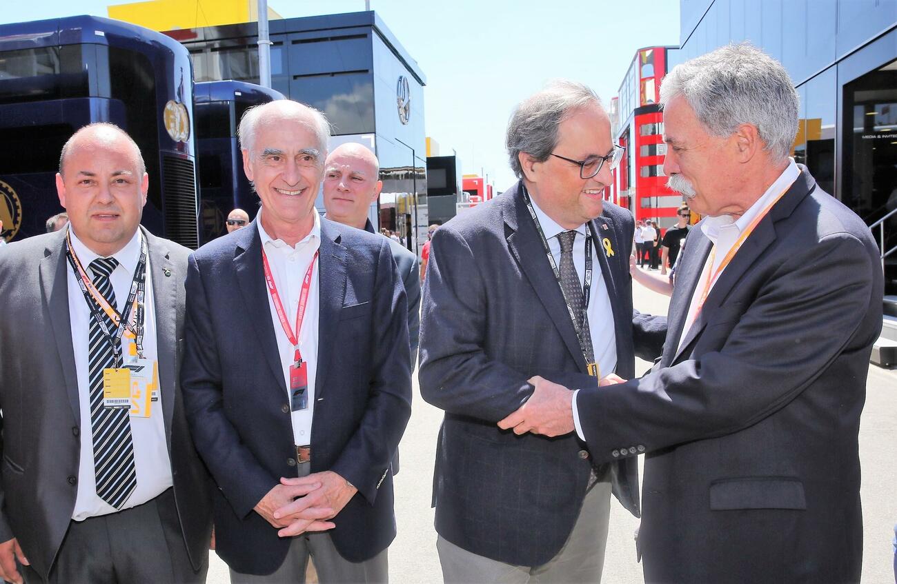 Quim Torra, con Vicenç Aguilera a la izquierda, saluda Chase Carey, el jefe de la Fórmula 1, en el circuito de Montmeló