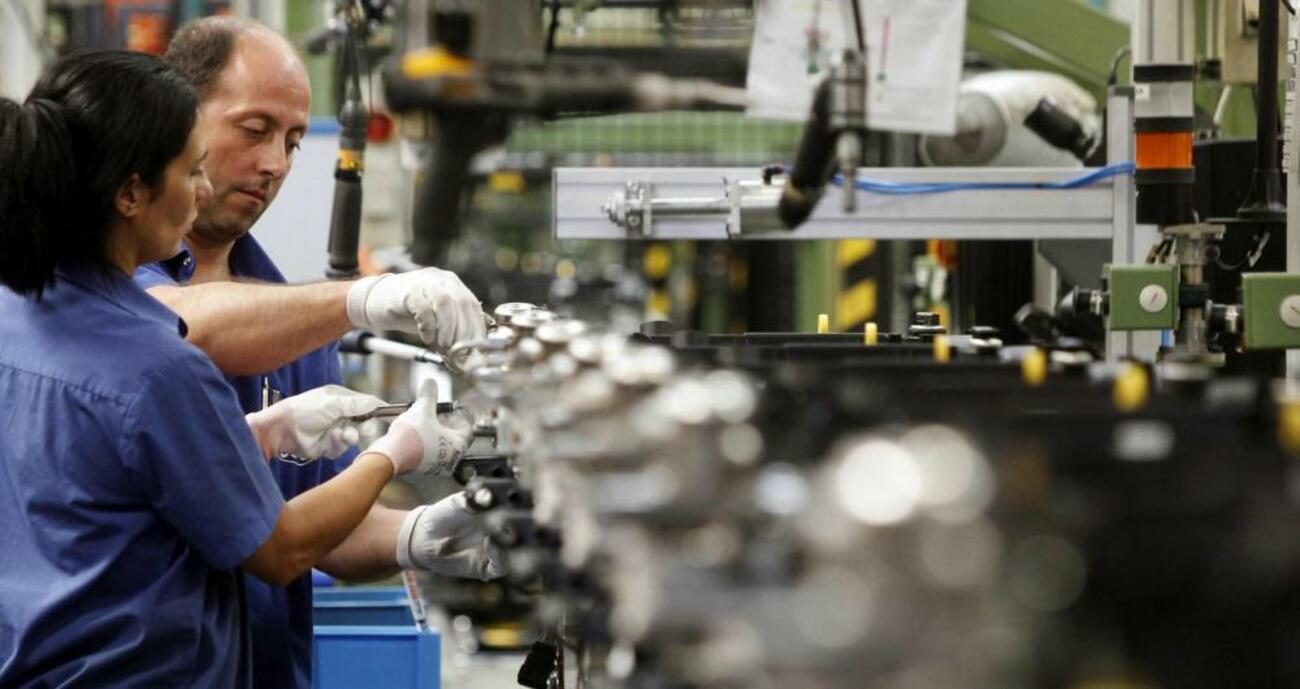 Dos empleados trabajan en una fábrica de Cataluña