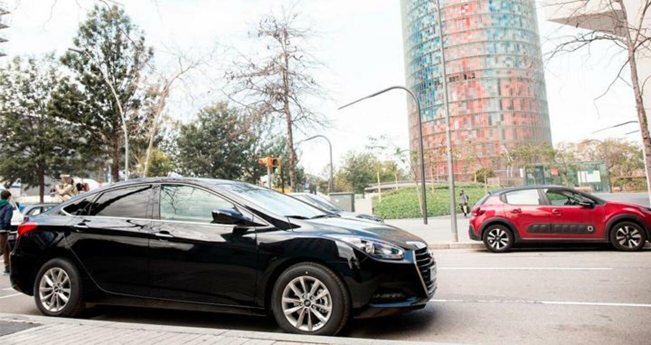Imagen de un VTC de Uber ante la Torre Glòries de Barcelona / CG Imagen de un VTC de Uber ante la Torre Glòries de Barcelona / CG