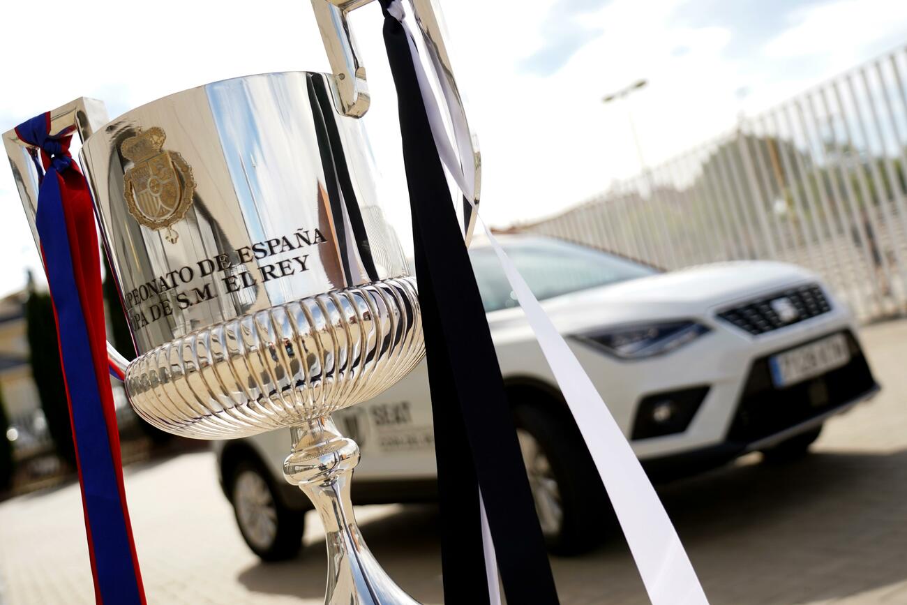 La Copa del Rey de fútbol viaja a Sevilla en un Seat de gas