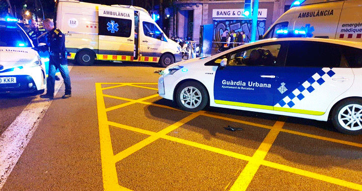 Despliegue policial y de ambulancias por el atropello a un repartidor de Glovo en Barcelona / CG
