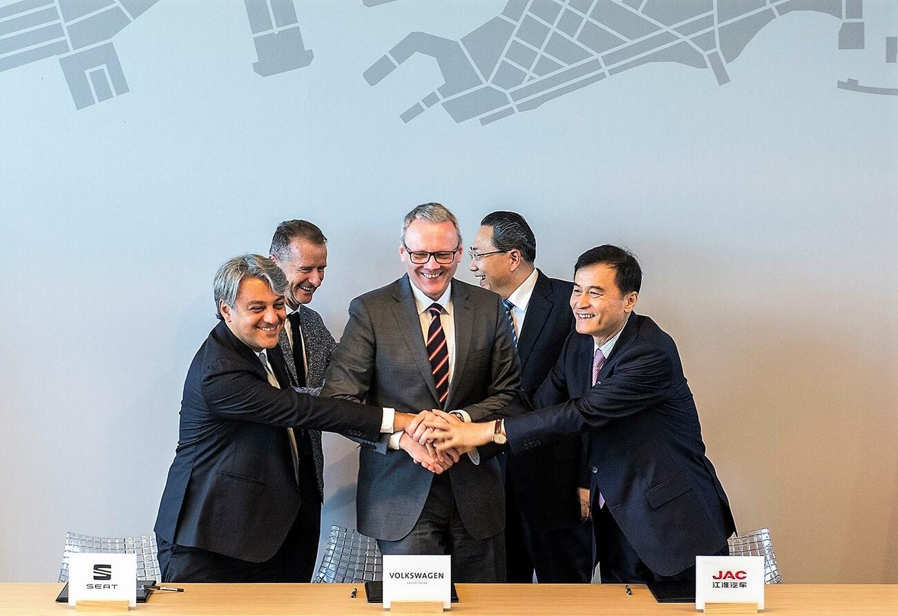 Reunión de los presidentes de Seat y de Volkswagen con sus socios chinos de JAC