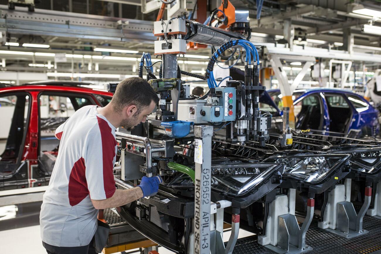 Un empleado en la línea de montaje de Seat en Martorell Un empleado en la línea de montaje de Seat en Martorell