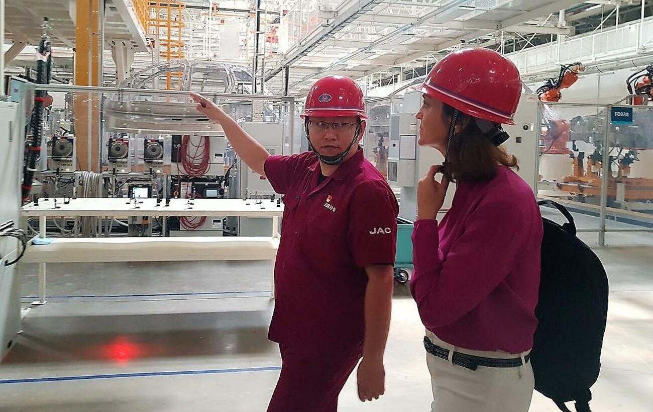 La ministra Reyes Maroto, durante la visita a la planta de JAC en China