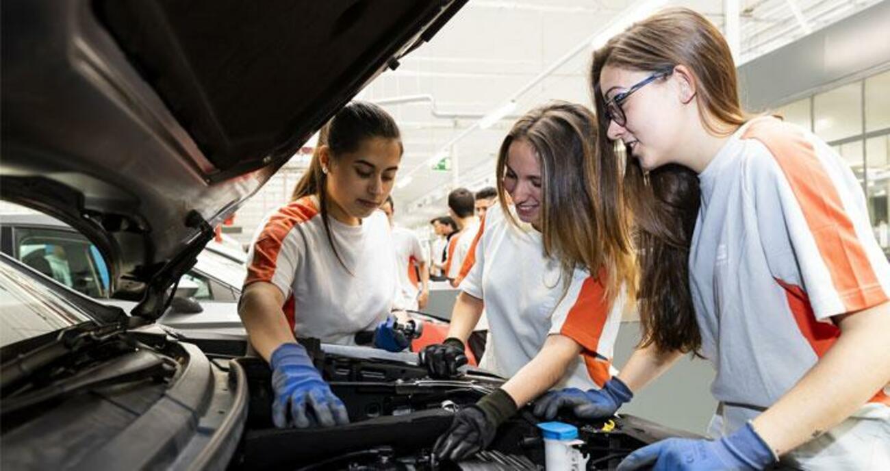 Alumnas del centro de aprendices de Seat, una de las empresas privadas pioneras en aplicar la FP Dual en Cataluña / SEAT