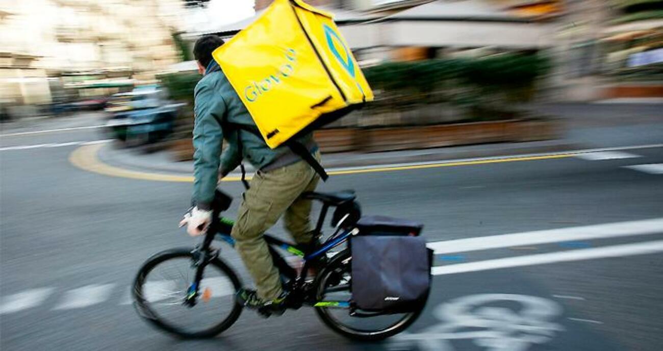 Un repartidor de Glovo circulando por Barcelona