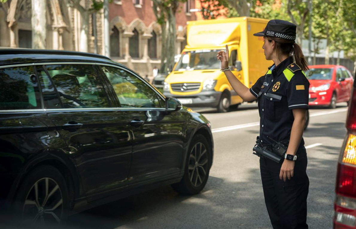 Una agente de la Guardia Urbana regula el tráfico en Barcelona / GUARDIA URBANA Una agente de la Guardia Urbana regula el tráfico en Barcelona / GUARDIA URBANA