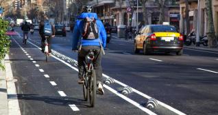 Carril bici en Barcelona / ZICLA Carril bici en Barcelona / ZICLA