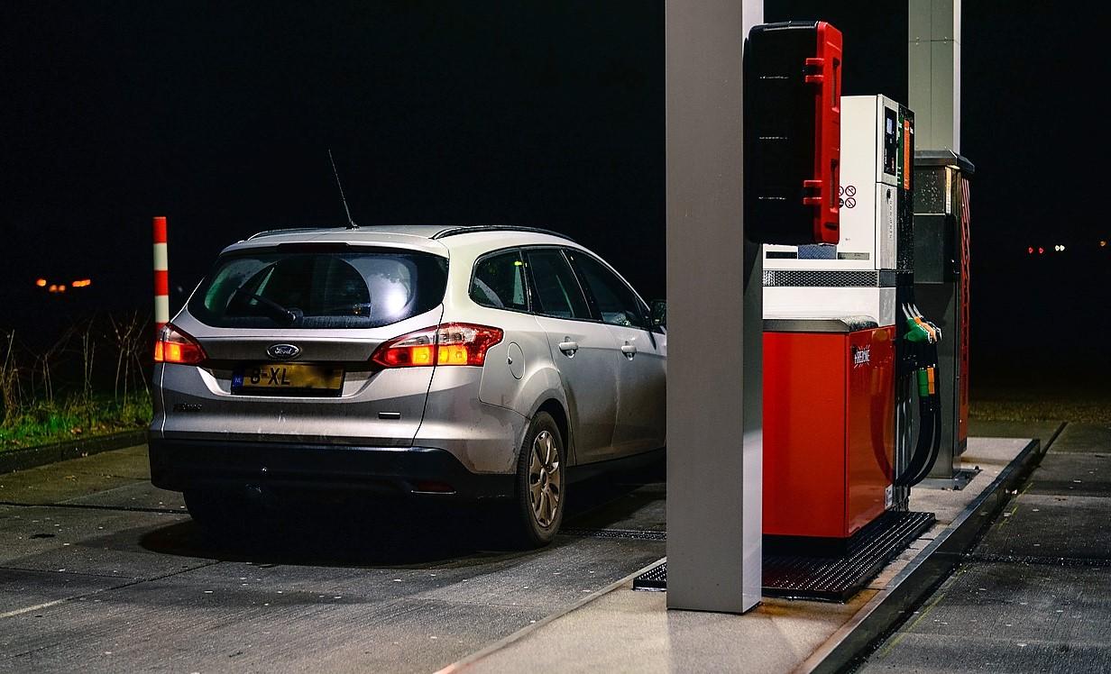 Ni la OCU, ni el RACE… Es la ADAC alemana la que te dice las gasolineras en las que jamás debes repostar 2 Motor16 coche repostando en una gasolinera Motor16