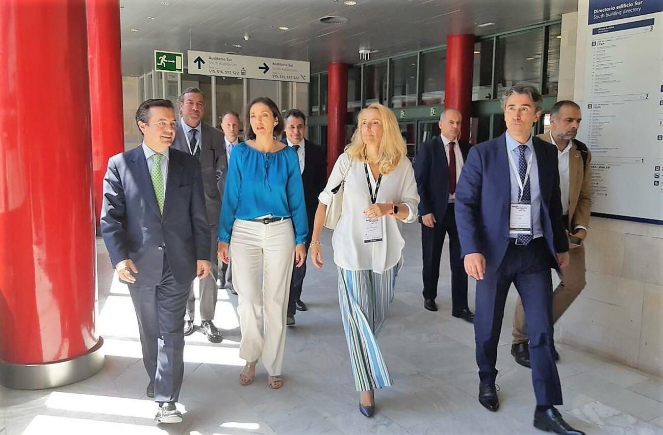 La ministra de Industria, Reyes Maroto, y la presidenta de Sernauto, Helena Antolín, en Automotive Meetings Madrid La ministra de Industria, Reyes Maroto, y la presidenta de Sernauto, Helena Antolín, en Automotive Meetings Madrid